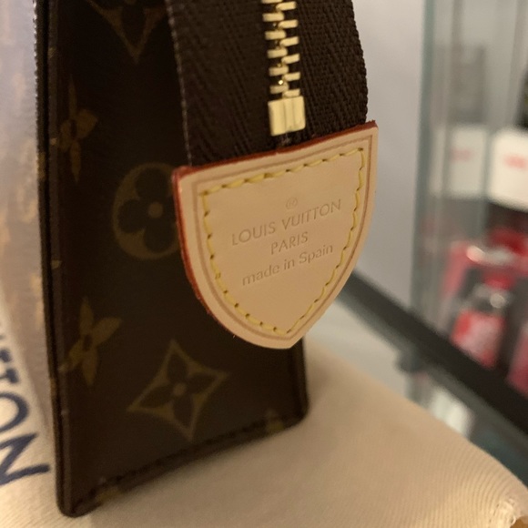 Louis Vuitton Toiletry Pouch 19 - Picture 3 of 3
